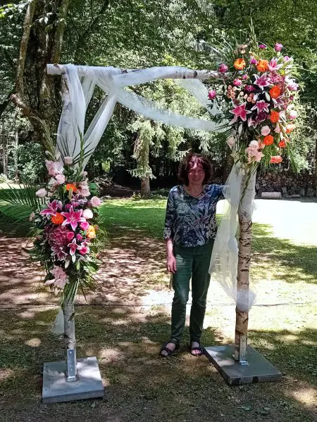 Hochzeitsbogen mit Lilien