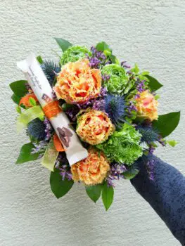 Blumenstrauß mit Schokolade orange violett