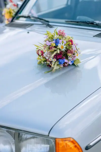 Brautstrauß auf Brautauto - Fotografin: storiesbyjulia