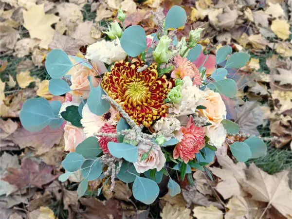 Brautstrauß Herbst mit Chrysanthemen und Eukalyptus