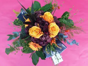 Geschenkstrauß orange und weinrot