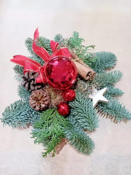 kleines Adventsgesteck für Tischdeko mit Kugel