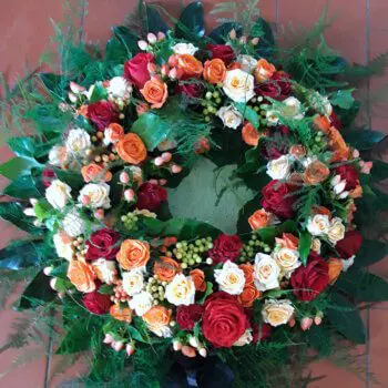 Kranz mit Rosen in creme orange rot