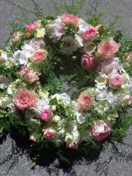 pastellfarbener Blütenkranz mit lachsfarbenen Rosen