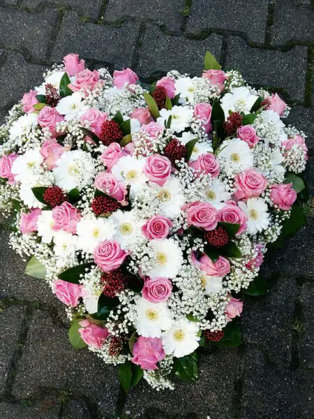 Rosenherz mit rosa Rosen und weißen Gerbera