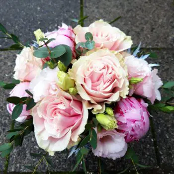 runder Strauß rosa mit Rosen und Pfingstrosen