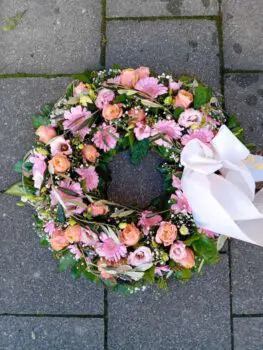rundgesteckter Blumenkranz rosa pfirsich