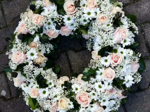rundgesteckter Blumenkranz weiß und Pfirsichfarben