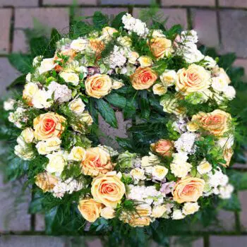 rundgesteckter Kranz mit buttergelben Rosen