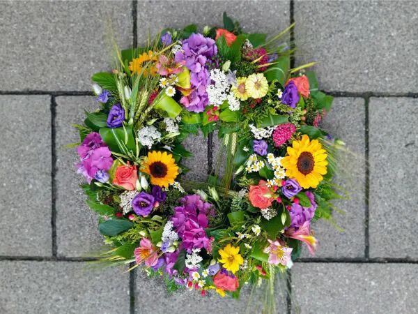 rundgesteckter Kranz mit Sonnenblumen