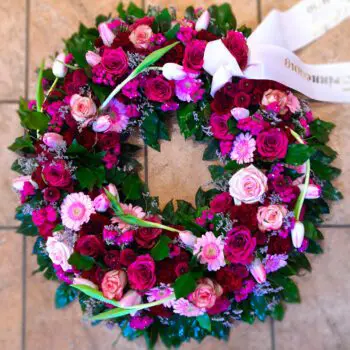 Schöner Blumenkranz in Beerentönen gesteckt