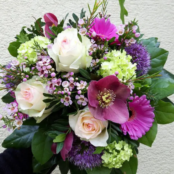 Strauß mit Rosen und Lenzrosen