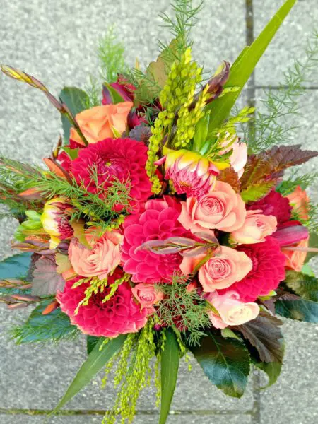 Strauß pink und lachs Dahlien und Rosen
