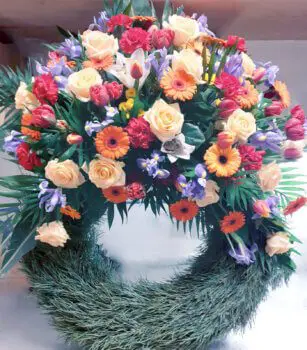 Trauerkranz mit Kopfgarnierung bunt mit Rosen