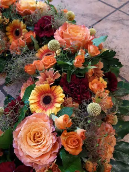 Trauerkranz Orange Mit Rosen