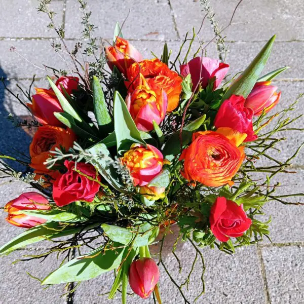 Tulpenstrauß mit Kräutern