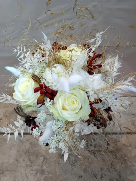 weißer Herbst Strauß mit Rosen