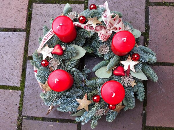 Adventskranz mit Glitzer und roten Kerzen