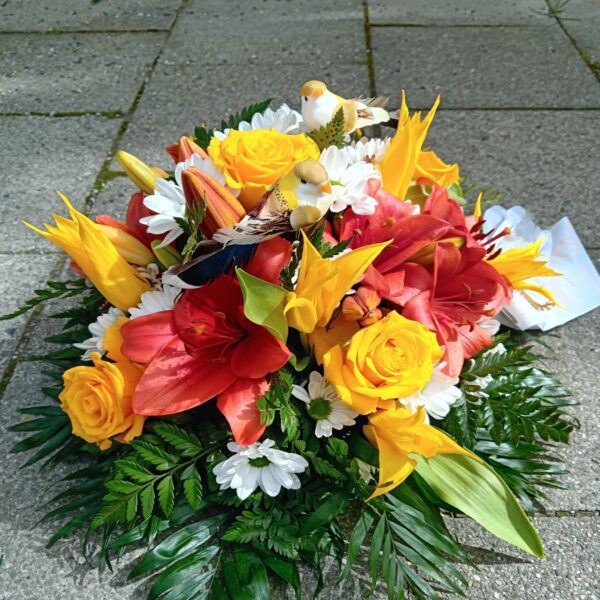 Gesteck in rot und orange mit Vögelchen