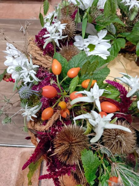 Herbstdeko mit Edelweiß und Hagebutte