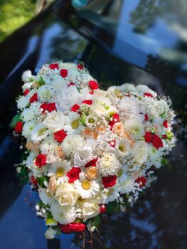 Hochzeitsauto mit Herz weiss rot