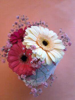 kleines Blumengesteck im Topf