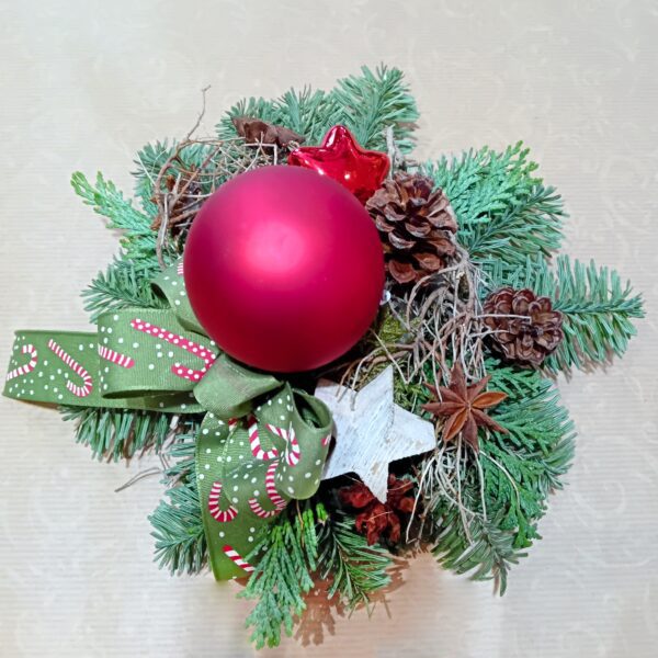 kleines Tischgesteck Advent mit Kugel