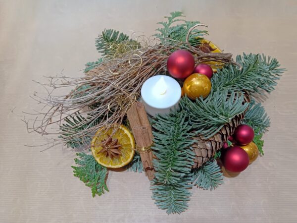 kleines Tischgesteck mit flackernder LED Kerze