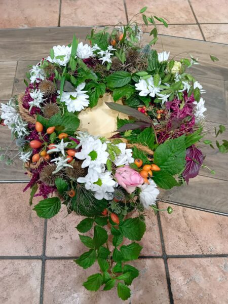 natürlicher Kranz mit Brombeer und Hagebutte