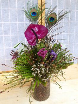 Pfauenfedern Strauß mit dunkelroter Anthurie