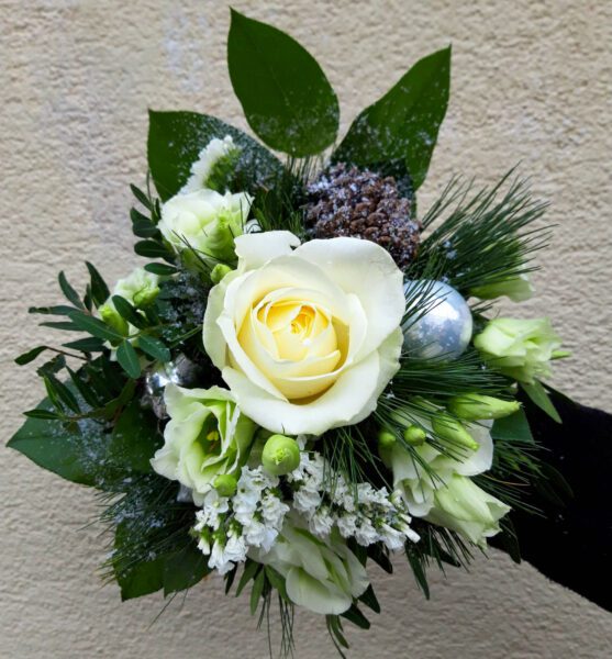 Weihnachts Strauss Mit Rosen Und Kugeln